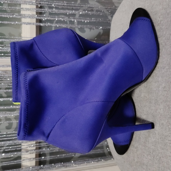 Aldo size 71/2 4inch open toe heels. True to size. - Picture 5 of 6